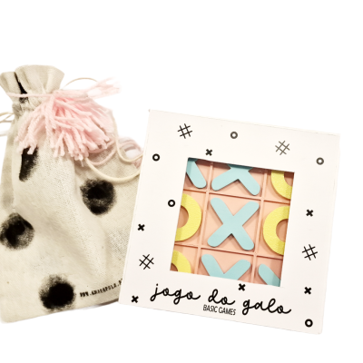 Jogo da velha em caixa branca com saco de algodão com pintas pretas e laço cor-de-rosa