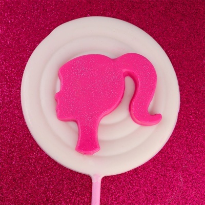 Pirulito branco com silhueta rosa de perfil feminino, fundo rosa brilhante