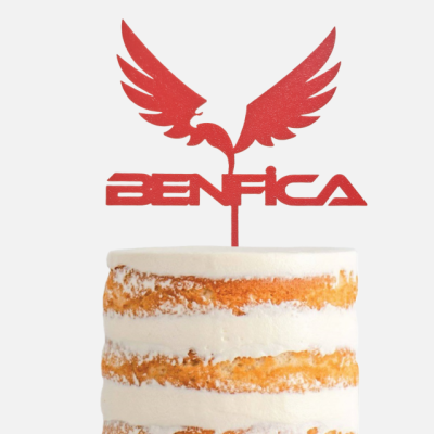 Topo de bolo decorativo vermelho com a palavra BENFICA e símbolo com asas num bolo de camadas