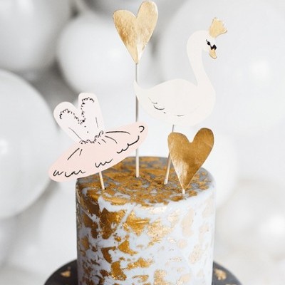 Bolo decorativo com toppers de cisne, saia de bailarina e corações dourados