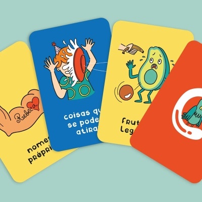 Quatro cartas de jogo com ilustrações e texto em português sobre fundo azul claro