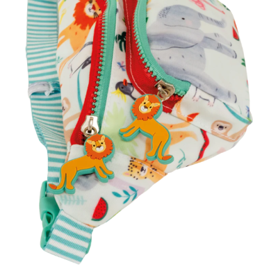 Bolsa infantil com padrão de animais e puxadores de zíper em forma de leão