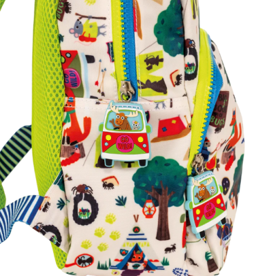 Mochila infantil colorida com padrão de animais e árvores e fechos de correr azuis com puxadores decorados.