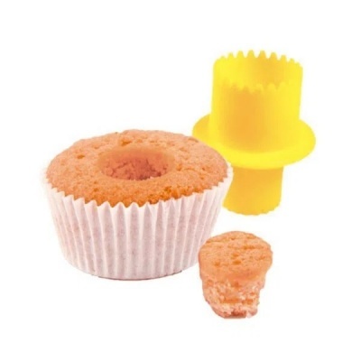 Forma cortadora amarela para cupcakes e cupcake em forminha branca