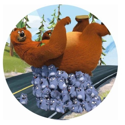 Urso castanho deitado sobre grupo de pequenos animais azuis numa estrada com árvores