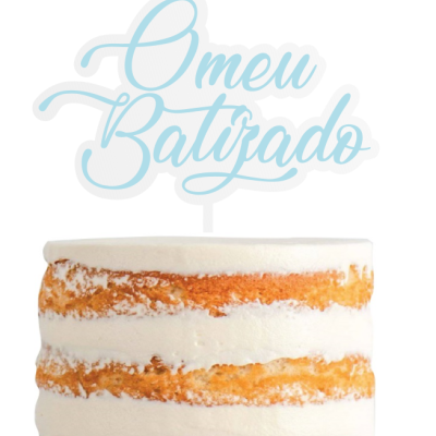 Bolo com várias camadas e topper azul claro com texto O meu Batizado