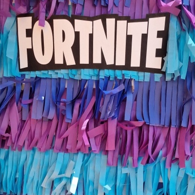 Piñata colorida com o texto Fortnite em destaque