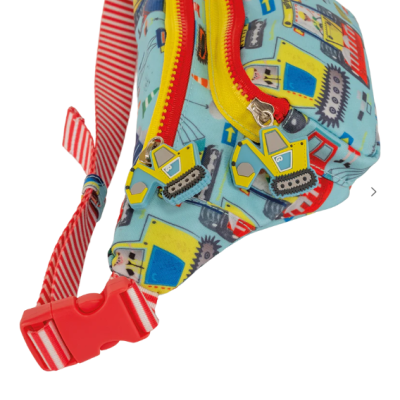 Bolsa ou mochila azul clara com padrão de construção e puxadores amarelos em forma de escavadoras