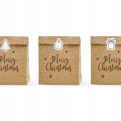 Três sacos de papel com padrão de pontinhos e texto Merry Christmas em caligrafia, com selos decorativos de Natal em branco no topo