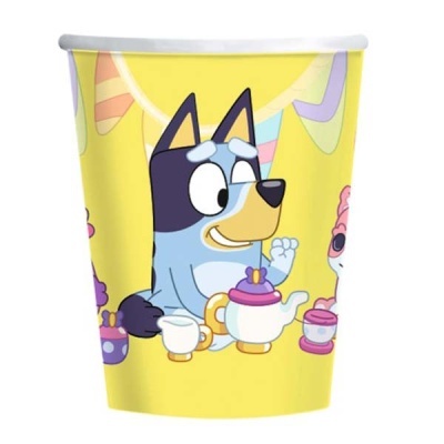 Copo de papel amarelo com personagens de desenho animado e elementos de festa