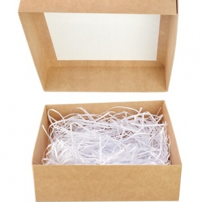 Caixa de presente quadrada em cartão castanho com tampa transparente e enchimento de papel branco