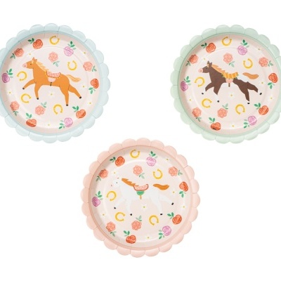 Três pratos plásticos redondos com decoração de cavalo e frutas.