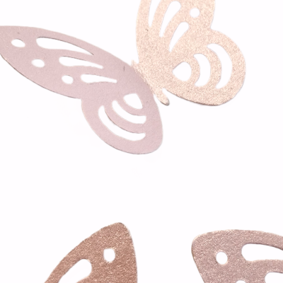Recortes decorativos em forma de asas de borboleta em tons brilhantes