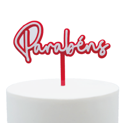 Topo de bolo com a palavra Parabéns em acrílico vermelho e branco colocado num bolo branco