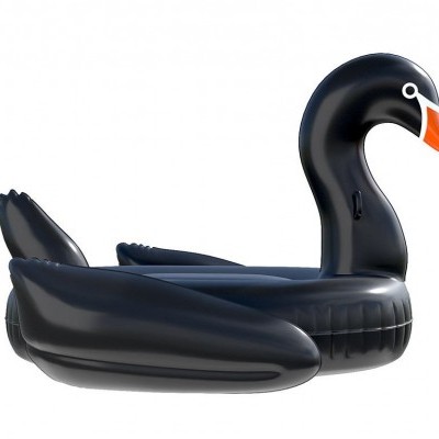 Boia insuflável em forma de cisne preto com bico laranja sobre fundo branco