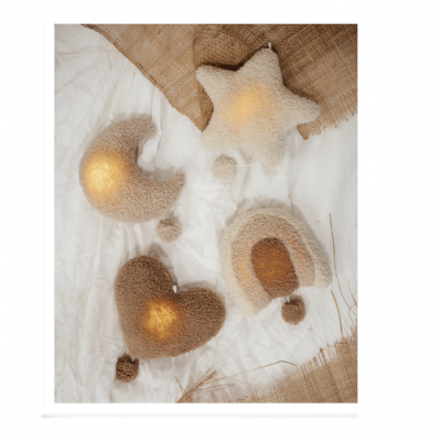 Conjunto de almofadas LED em várias formas e cores sobre manta branca e tecido de linho