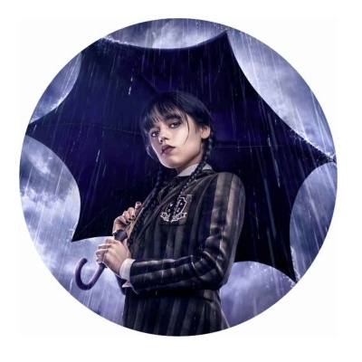 Criança com casaco riscado e guarda-chuva preto na chuva