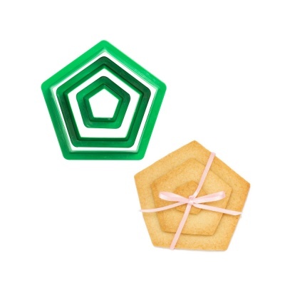 Conjunto de cortantes de massa em forma de pentágono verde com bolachas pentagonais amarradas com fita rosa