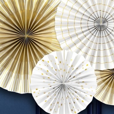 Leques decorativos de papel branco e dourado com padrões de riscas e estrelas