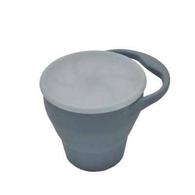 Copo dobrável de silicone cinza com tampa branca e pega