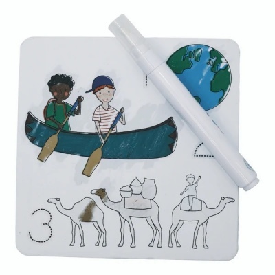Cartão educativo com ilustração de crianças num caiaque, camelos e marcador branco