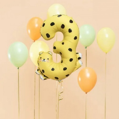 Balão número 3 amarelo com manchas pretas e rosto de leopardo entre balões coloridos pastel