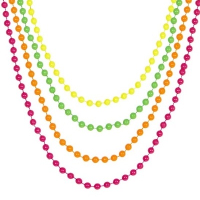 colares de contas coloridas em várias camadas sobre fundo branco
