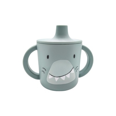 Caneca infantil verde com tampa e estampa de tubarão