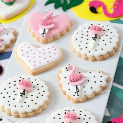 Biscoitos decorados com flamingos e bolinhas