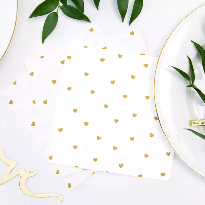 Guardanapos branco com corações dourados