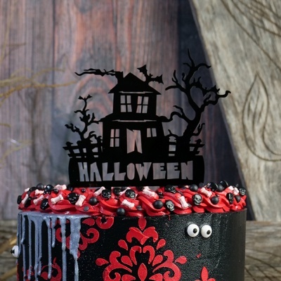 Bolo decorativo de Halloween preto e vermelho com enfeite de casa assombrada e olhos artificiais