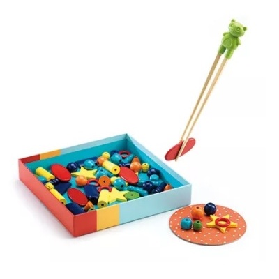 Conjunto de brinquedo de madeira colorido com pauzinhos e caixa aberta