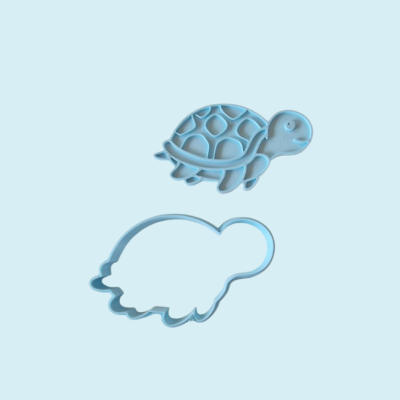 Cortadores de bolachas em plástico azul em forma de tartaruga e contorno, sobre superfície azul clara