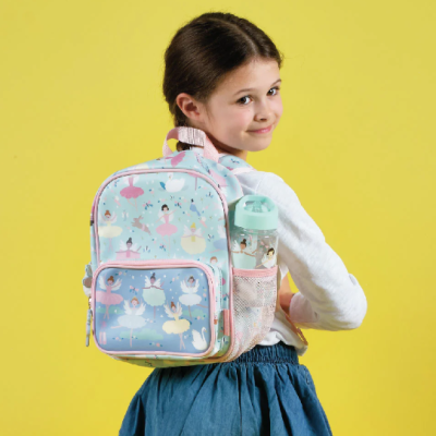 Mochila infantil azul claro com padrão de bailarinas coloridas e bolso frontal