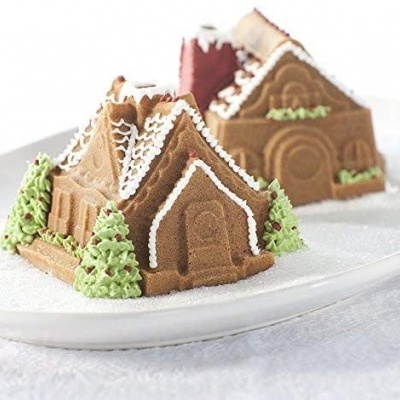 Forma bundt gingerbread house duet - Nordic Ware