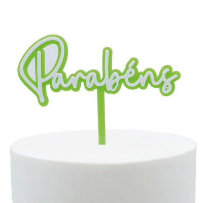 Topo de bolo com a palavra 'Parabéns' em acrílico verde sobre bolo branco