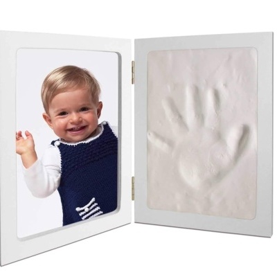 Moldura dupla branca com foto de bebé e impressão de mão em gesso
