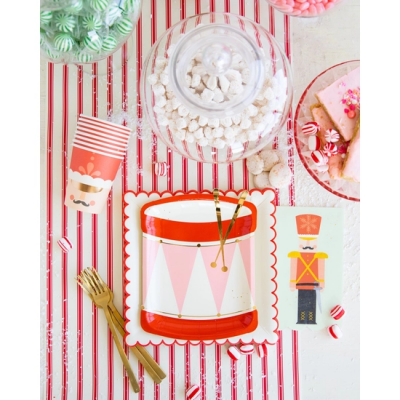 Conjunto de festa infantil com tema de soldadinho e decoração em vermelho e branco