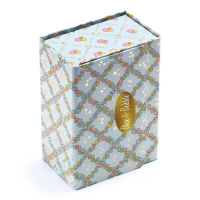 Caixa decorada azul claro com padrão de bolas coloridas e etiqueta dourada Blue & Bubble