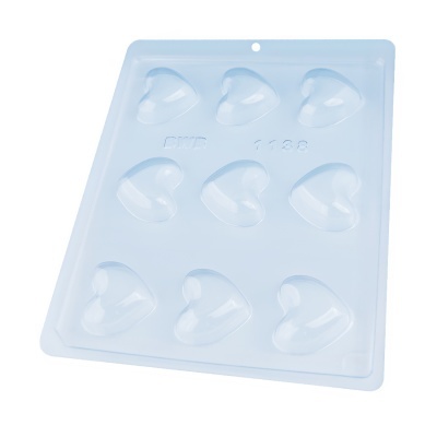 Forma plástica transparente com cavidades em formato de coração