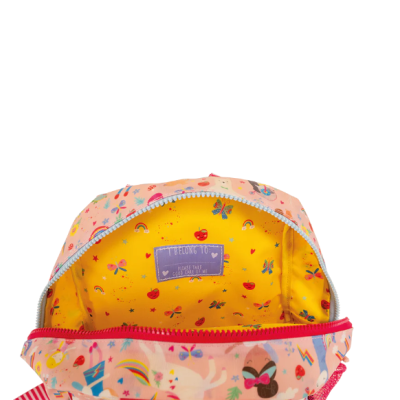 Mochila cor-de-rosa com interior amarelo estampado e etiqueta roxa interior.