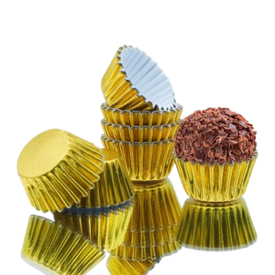 Forminhas de papel douradas para bombons e bombom em fundo espelhado