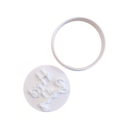 Cortador de biscoitos redondo branco com texto em relevo 'Happy Birthday'