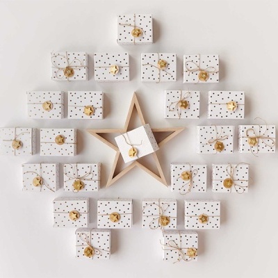 24 Caixas presente estrelas ouro