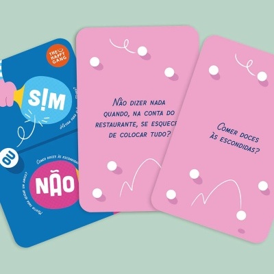 Cartas de um jogo com perguntas em português e as respostas SIM e NÃO em fundo azul e rosa
