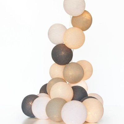 Luzes decorativas de bolas de tecido em várias cores claras e escuras empilhadas em fundo branco