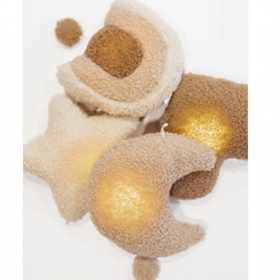 Almofadas felpudas em formas geométricas iluminadas em tons beges e castanhos claros