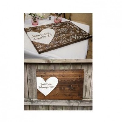 Duas tábuas de madeira decorativas com corações brancos e nomes manuscritos, usadas para assinaturas de convidados em eventos.