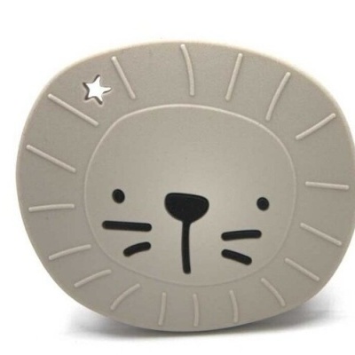 Porta-chaves cinzento em forma de leão com detalhes em preto e estrela recortada