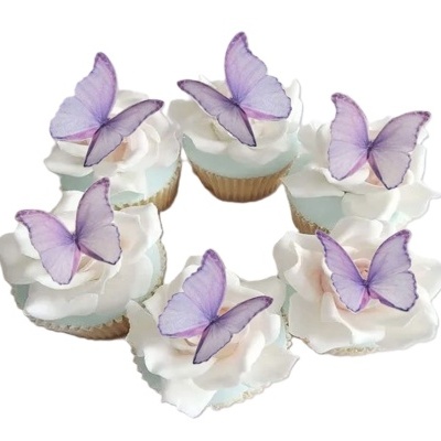 Seis cupcakes com decoração branca e borboletas roxas